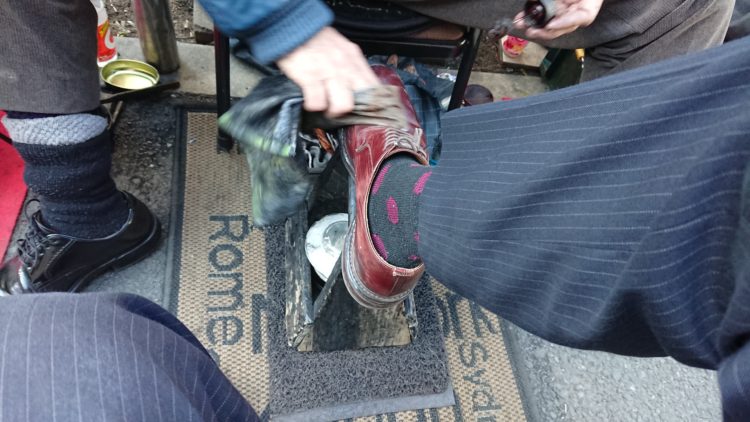 これぞ職人技 東京駅丸の内北口の靴磨き職人 つなログ